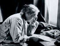 Kollwitz working on a copperplate engraving (1910)