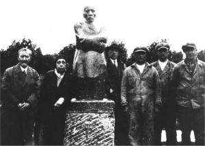 Käthe and Karl Kollwitz at the unveiling of their memorial statues to Peter