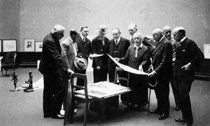 Image of Kollwitz with other jurors selecting pieces for the 1927 autumn exhibition at the Berlin Academy of Arts