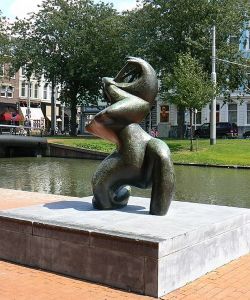 Outdoor Henri Laurens sculpture <i>La Grande Musicienne</i> (1938) in Rotterdam, The Netherlands