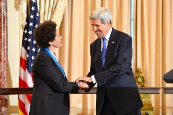 Mehretu receives the Medal of Arts Lifetime Achievement Award from Secretary of State John Kerry in 2015