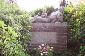 Grave of Paula Modersohn-Becker featuring a sculpture by Bernhard Hoetger (1907). The grave is located in Worpswede cemetery, Germany.