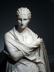 <i> امرأة هيركولانيوم الصغيرة </ i> (30-1 قبل الميلاد) هي تمثال مميز تم العثور عليه أثناء التنقيب في هيركولانيوم.