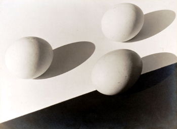Aenne Biermann's Three Eggs (1928) is an example of depictions of everyday objects favored by some of the Neue Sachlichkeit photographers