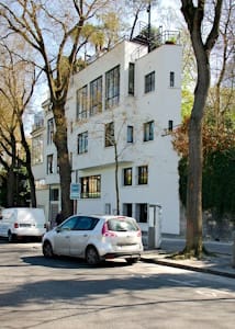 Ozenfant launched the first of his three Ozenfant Academies in Paris in 1932.