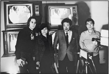 John Lennon, Yoko Ono, Nam June Paik and Shuya Abe at the Galeria Bonino, New York (November 23, 1971). Photograph by Tom Haar