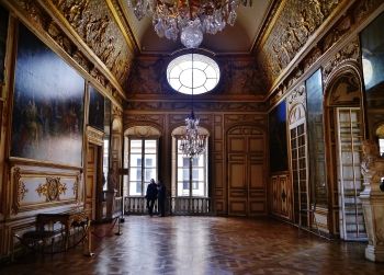 Pierre Le Pautre's interior design for the Bull's Eye Antechamber (1701) was exemplar, while the two round windows at either end gave the chamber its name.