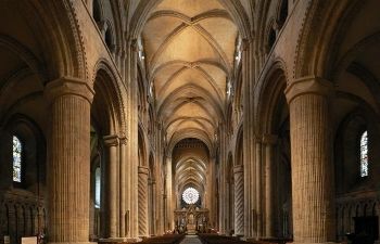 The nave of Durham Cathedral, with its rounded arches, alternating cylindrical and compound piers, and innovating arching. Photo by Oliver-Bonjoch.