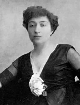 A photograph of Alexandra Ekster (c. 1915). During her time in Paris, Ekster formed close friendships with the likes of Gertrude Stein, Pablo Picasso, and Georges Braque.