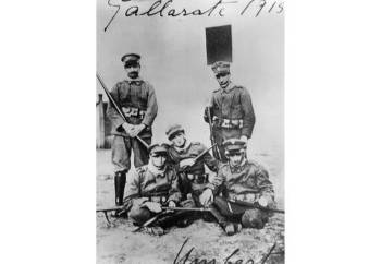 من اليسار: فيليبو توماسو مارينيتي وأومبرتو بوتشيوني وأنطونيو سانت إيليا وماريو سيروني في راكبي الدراجات المتطوعين خلال الحرب العالمية الأولى.