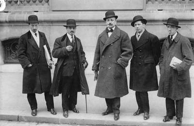 جينو سيفيريني (أقصى اليمين) في الصورة مع لويجي روسولو وكارلو كارا وفيليبو توماسو مارينيتي وأومبرتو بوتشيوني أمام لو فيجارو ، باريس ، 9 فبراير 1912