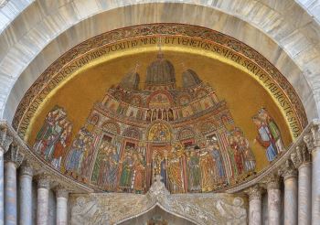 تُظهر هذه الصورة فسيفساء ، مصنوعة من قطع حجرية ذات ألوان زاهية ، وخلفية من ورق الذهب ، فوق مدخل سان ماركو في البندقية.