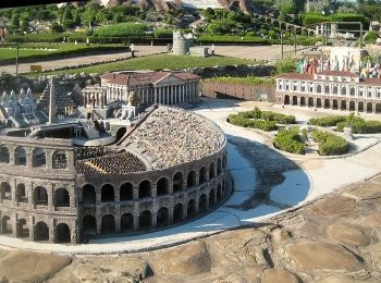 التناقض بين العصور القديمة والكلاسيكية في مدينة فيرونا (يظهر هنا في تمثيل مصغر)