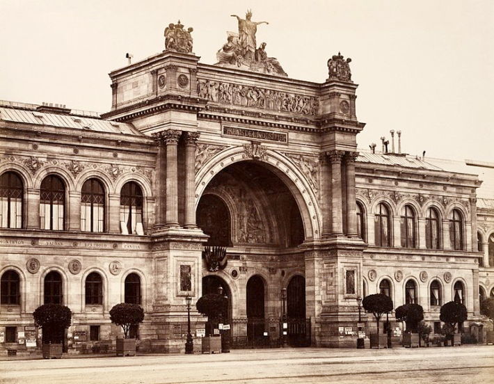 An image from the 1850s-60 of Paris's Palace of Industry, where the 1863 Salon des Refusés took place
