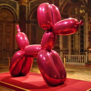 Koons’ <i>Balloon Dog (Magenta)</i> on display in Versailles in 2008