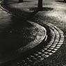 The stream snaking down the empty street (1930-32)