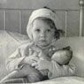 Cecil Beaton: War Child: Portrait of a Young Victim of the Blitz. Three-year-old Eileen Dunne, a victim of the London Blitz, in hospital (1940)
