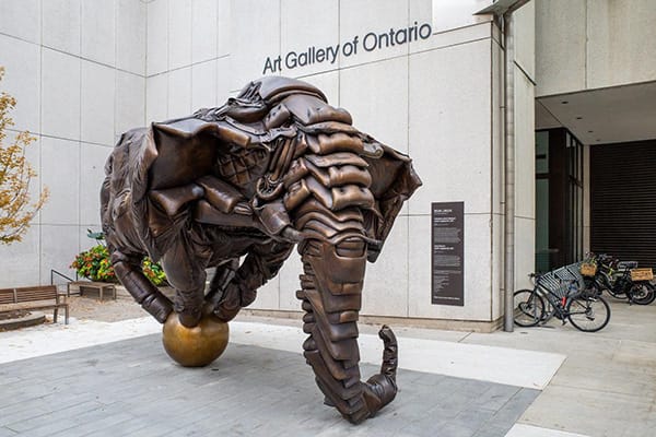 Brian Jungen: Couch Monster: Sadzěʔ yaaghęhch'ill (2002)