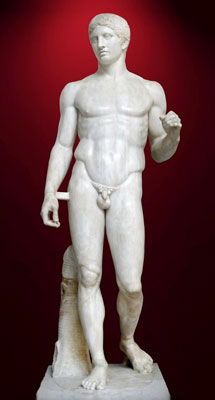 النسخة الرومانية 120-50 قبل الميلاد من الأصل من قبل Polycleitus ، Doryphoros (Spear-Bearer) ج.  440 قبل الميلاد (120-50 قبل الميلاد)