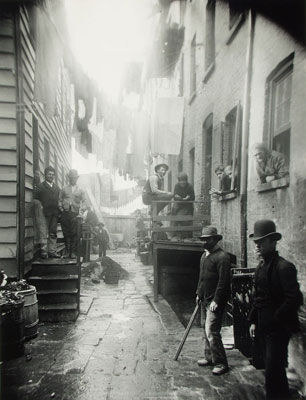 Jacob Riis: Bandits' Roost, 59 1/2 Mulberry Street (1888)