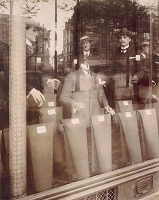 Eugène Atget: Une vitrine Avenue des Gobelins à Paris (1925)