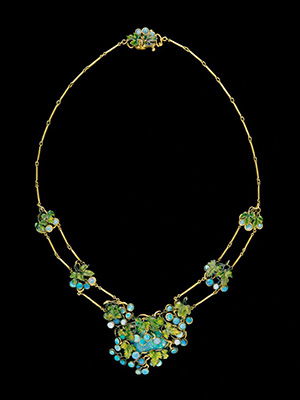 Necklace (c. 1904It was once designed, alongside with 26 different pieces, most in the Arts and Crafts style, for the Louisiana Purchase Exposition.